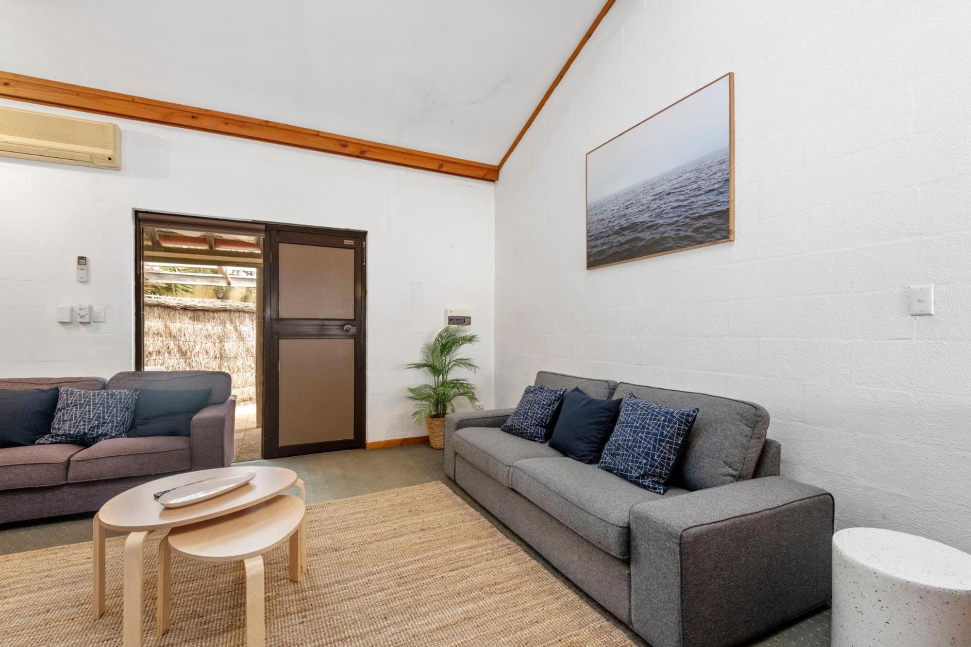 14 Cottesloe - Steps From - Sleeps 2 Apartment *