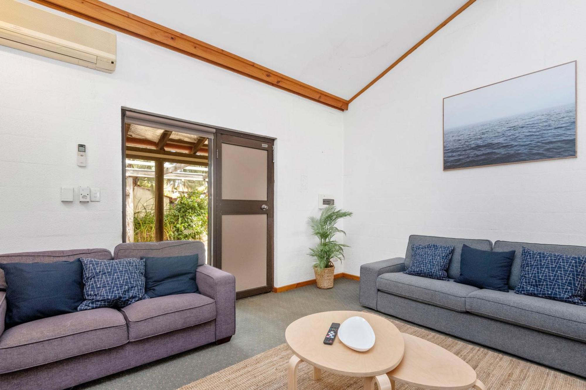 Apartment 14 Cottesloe - Steps From - Sleeps 2 *