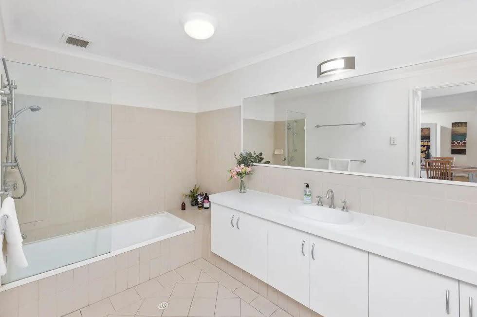 Executive - 2br 1ba W Parking Apartment *