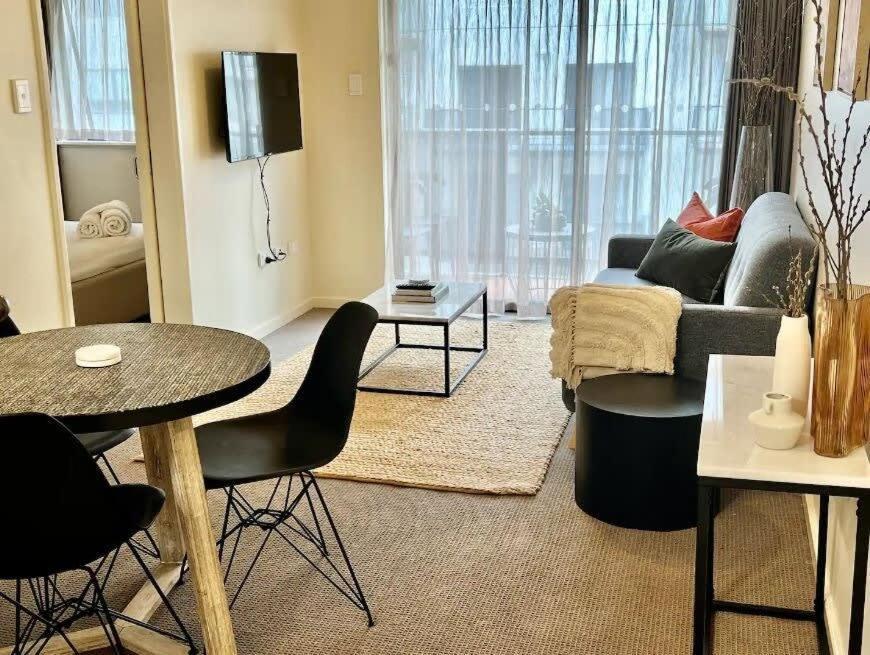 Prime Location 1 Bdr In Apartment *