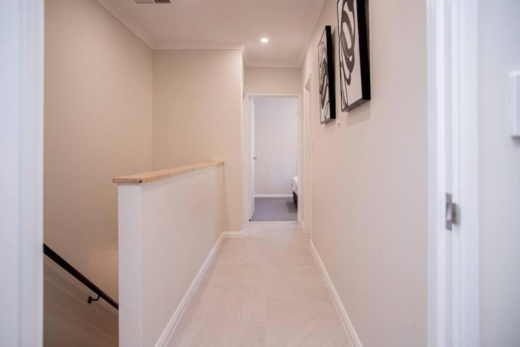 Bahay bakasyunan Stunning Northbridge Townhouse W Off St Parking *