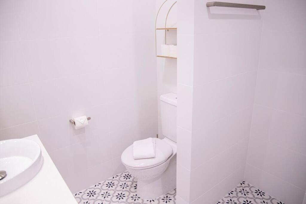 Bahay bakasyunan Stunning Northbridge Townhouse W Off St Parking Perth