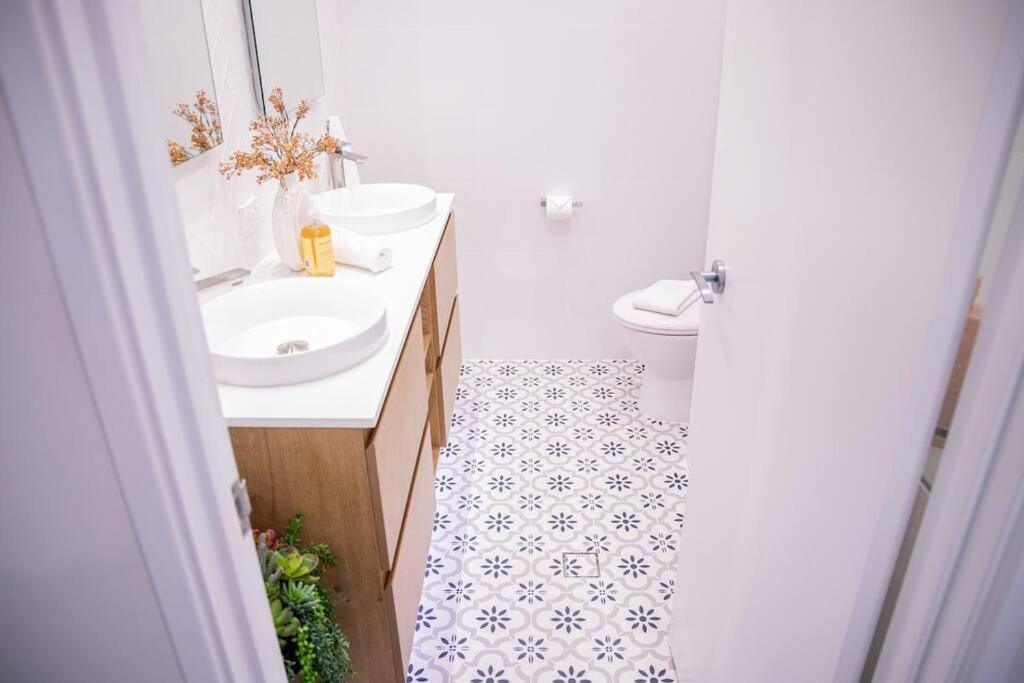 Stunning Northbridge Townhouse W Off St Parking Bahay bakasyunan Perth
