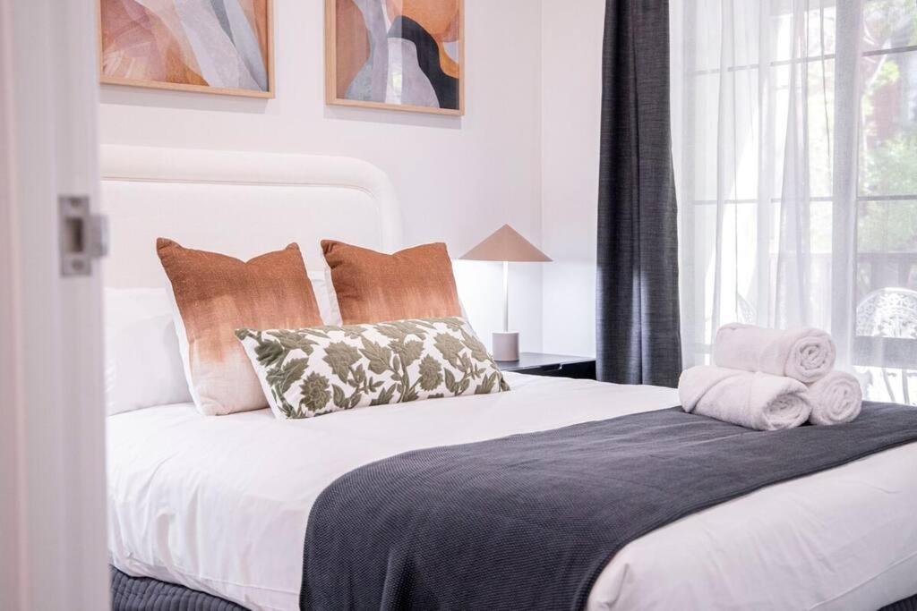 Bahay bakasyunan Stunning Northbridge Townhouse W Off St Parking *