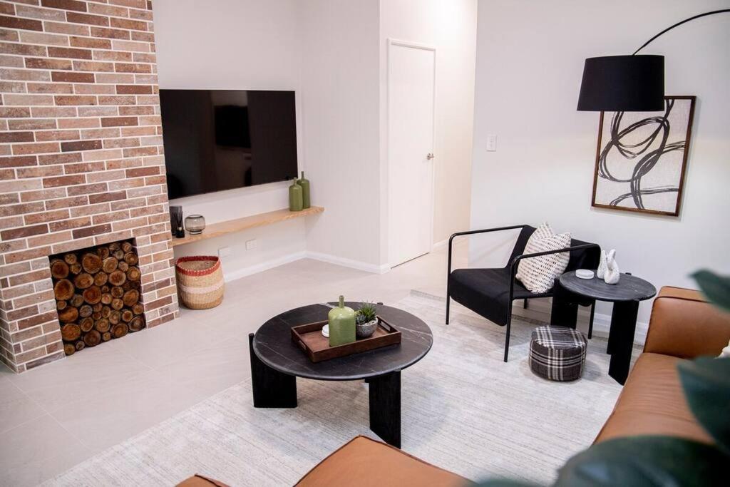Bahay bakasyunan Stunning Northbridge Townhouse W Off St Parking *