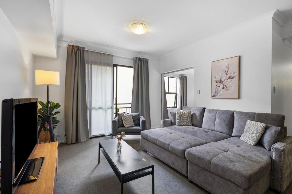 Family Close To Apartment *