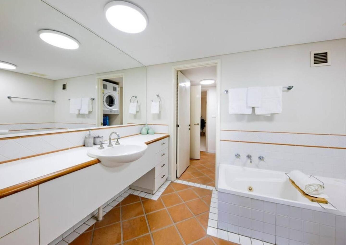 Sunset Shores Scarborough Apartment *