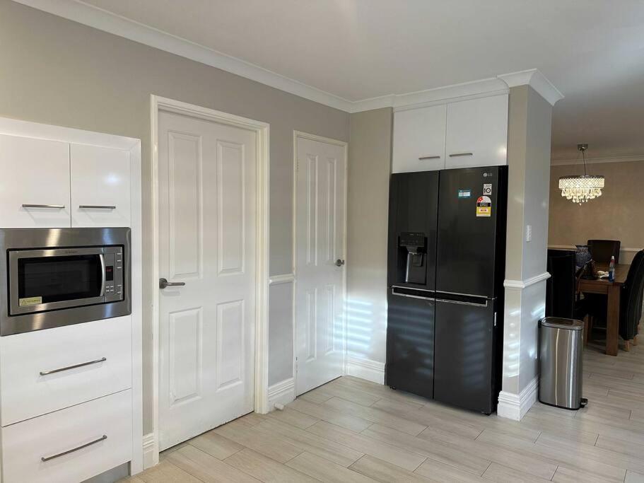 Spacious Bright Close To Shops And Cafe's