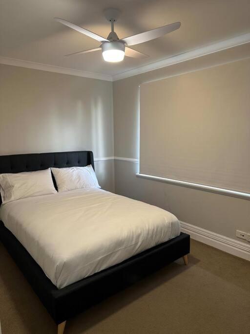 Spacious Bright Close To Shops And Cafe's Holiday home