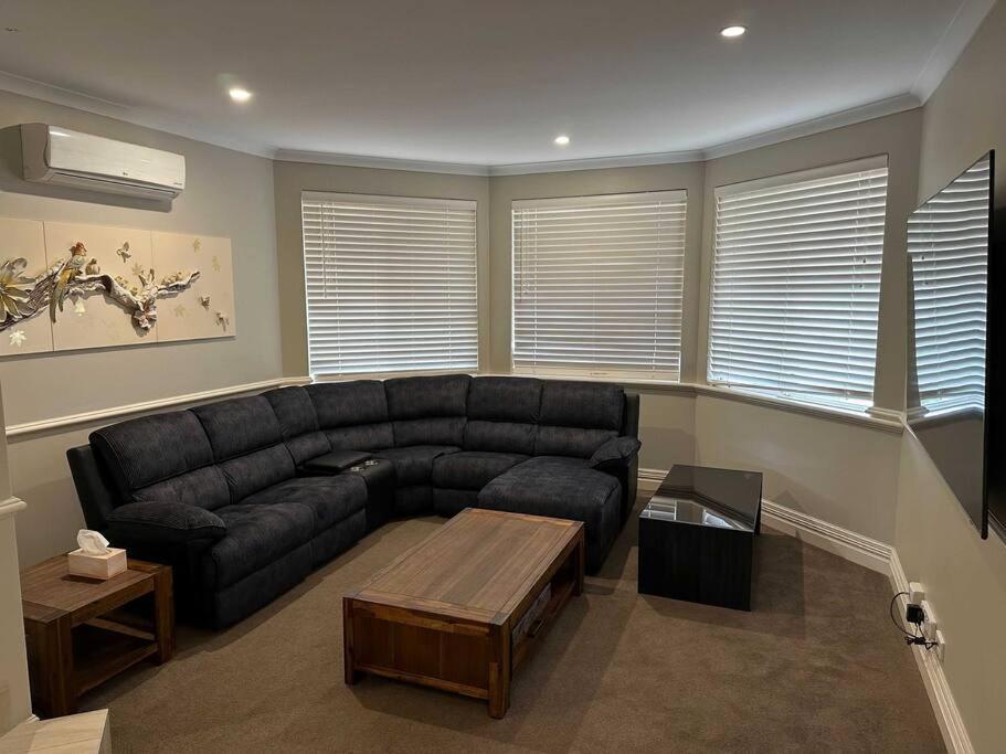 Spacious Bright Close To Shops And Cafe's Holiday home Perth