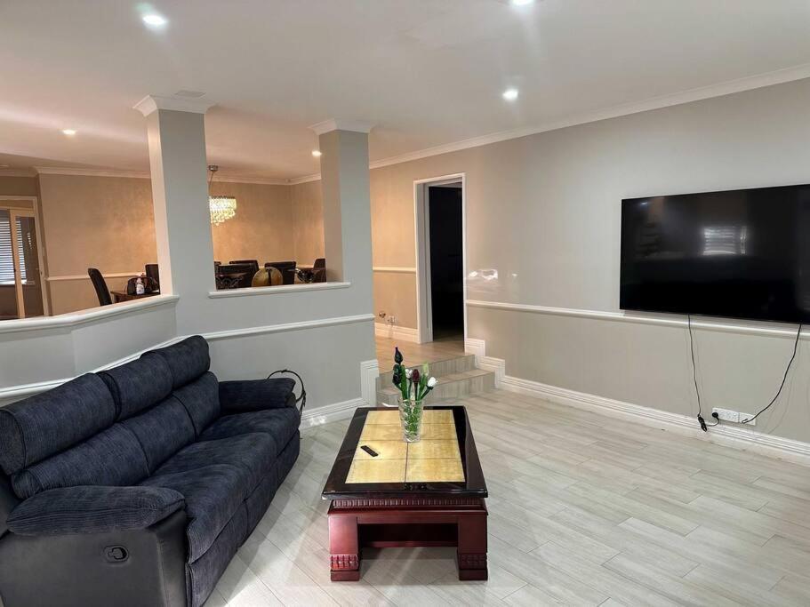 Spacious Bright Close To Shops And Cafe's