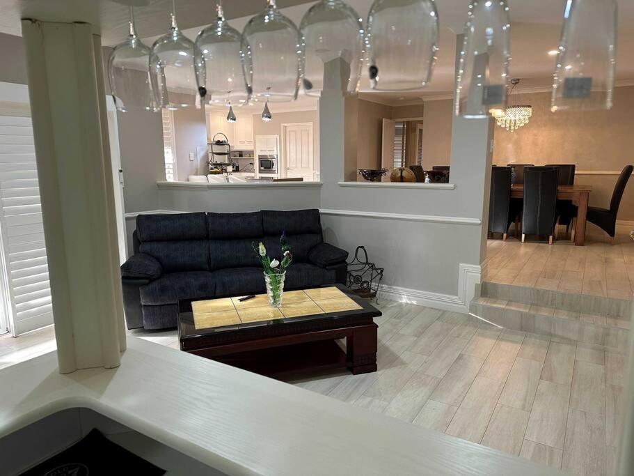 Spacious Bright Close To Shops And Cafe's Holiday home Perth