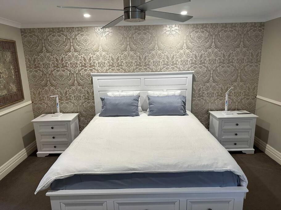 Spacious Bright Close To Shops And Cafe's
