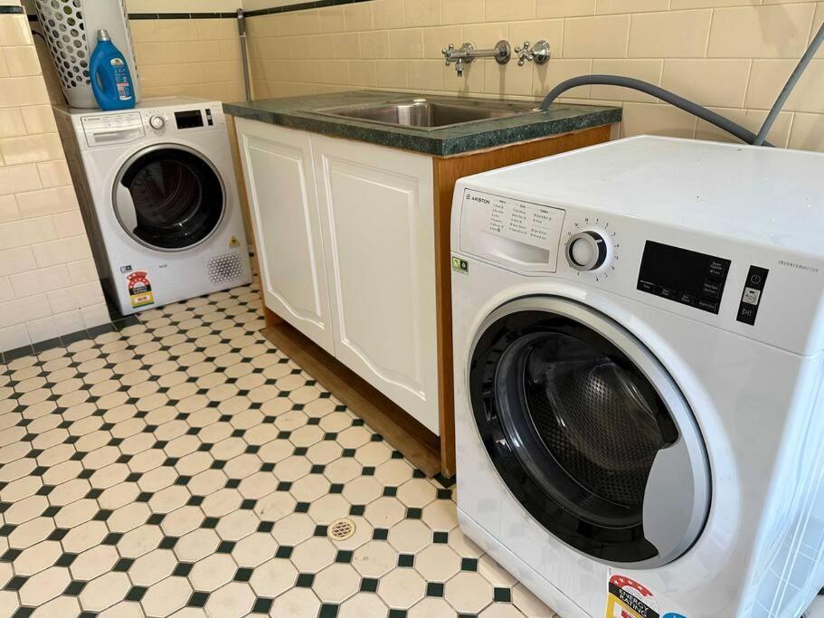 Spacious Bright Close To Shops And Cafe's Holiday home
