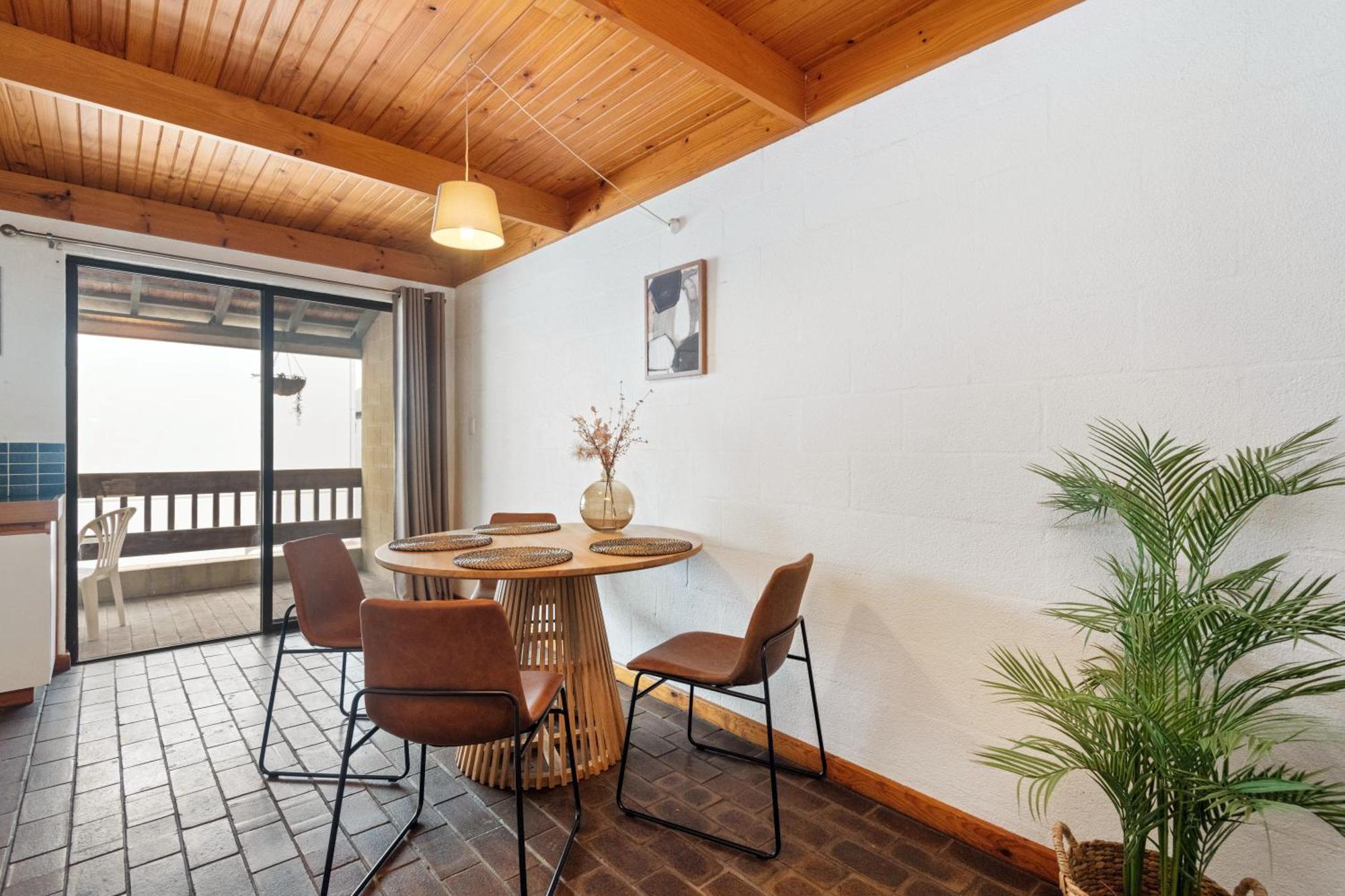 17 Cottesloe - Steps From - Sleeps 2
