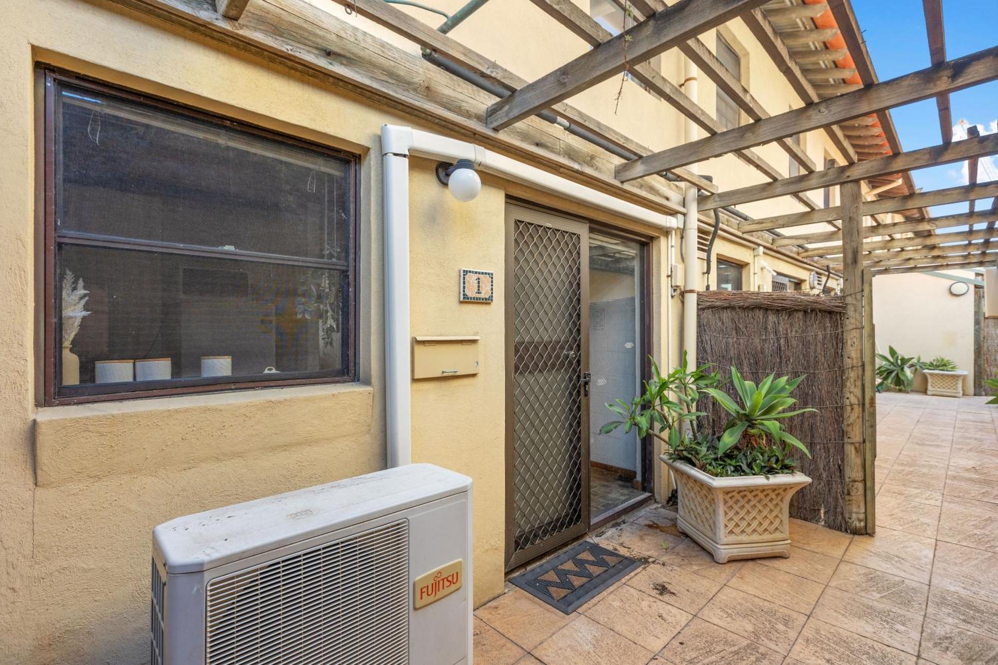 1 Cottesloe - Steps From - Sleeps 3 Wifi Perth