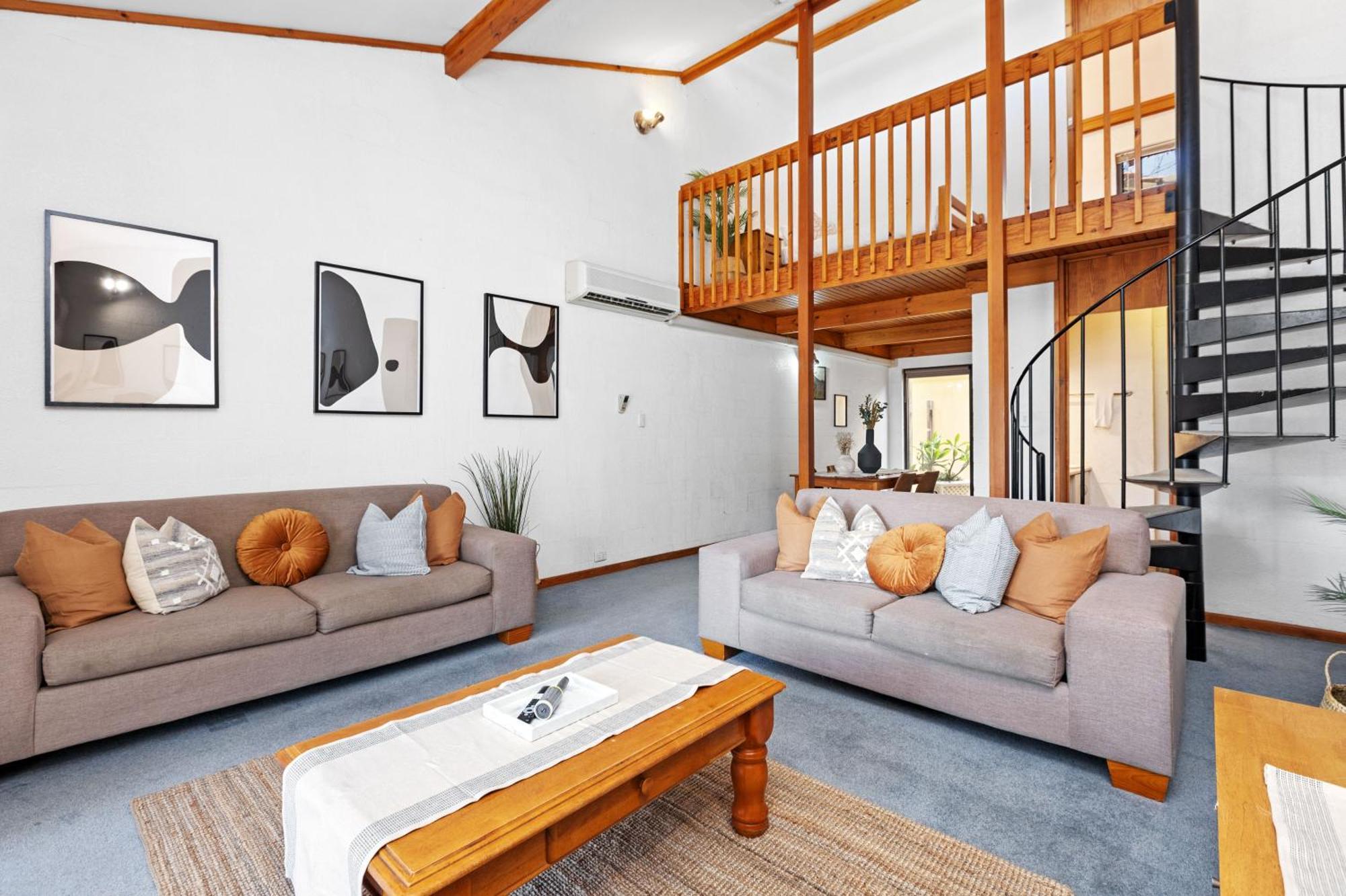 1 Cottesloe - Steps From - Sleeps 3 Wifi Apartemen