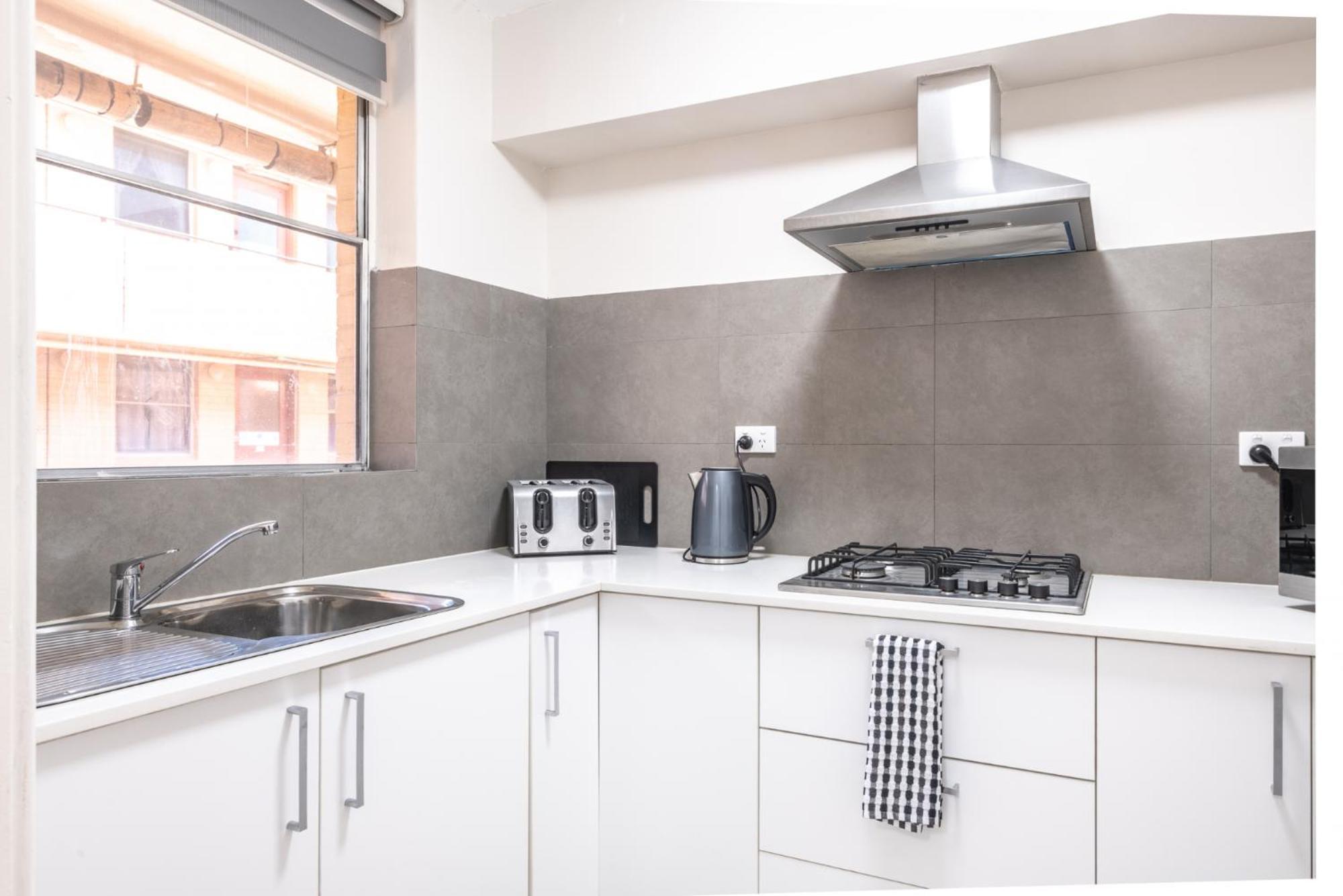 Central Location 2 Bdrm Free Parking And Wifi *