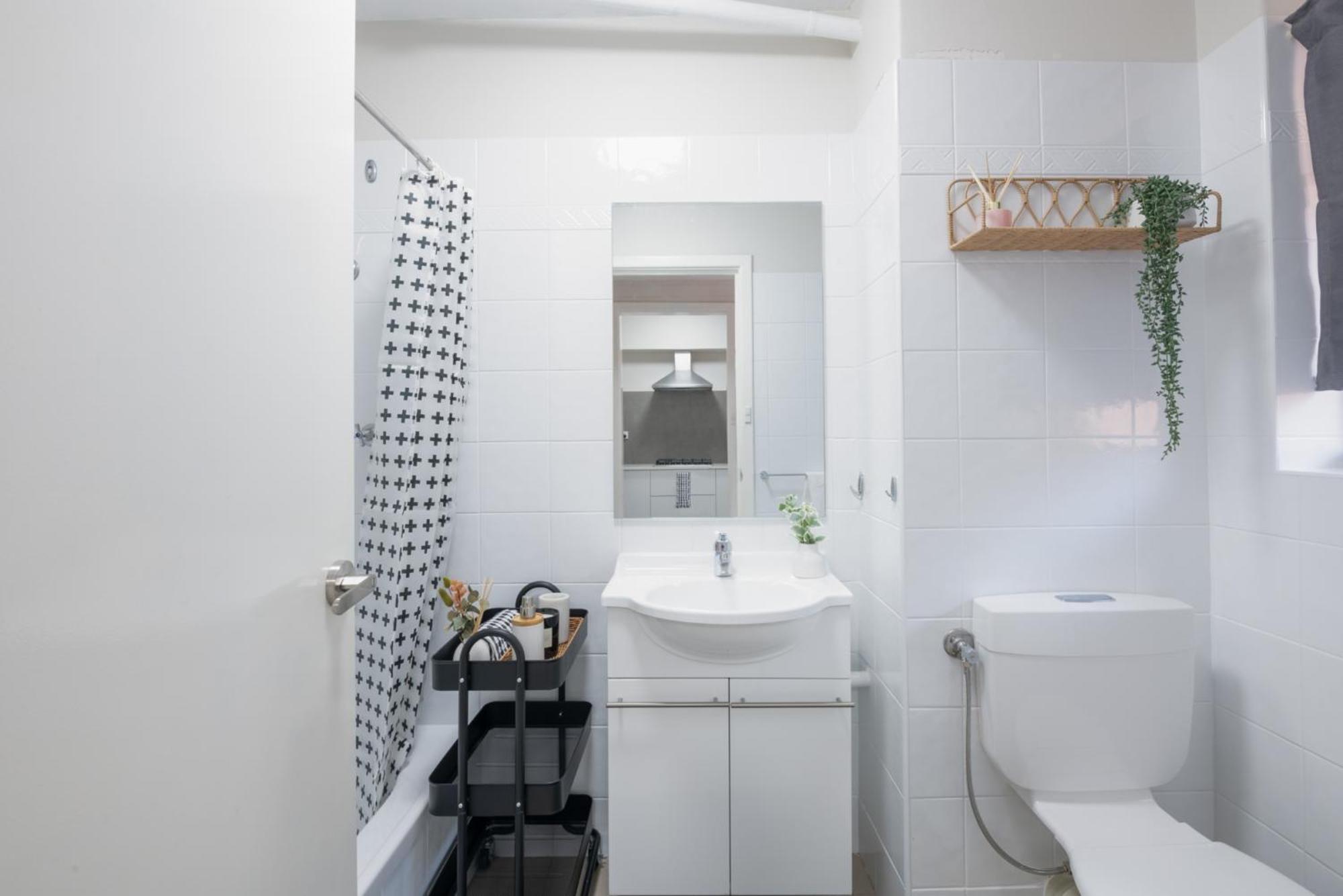 Apartment Central Location 2 Bdrm Free Parking And Wifi *