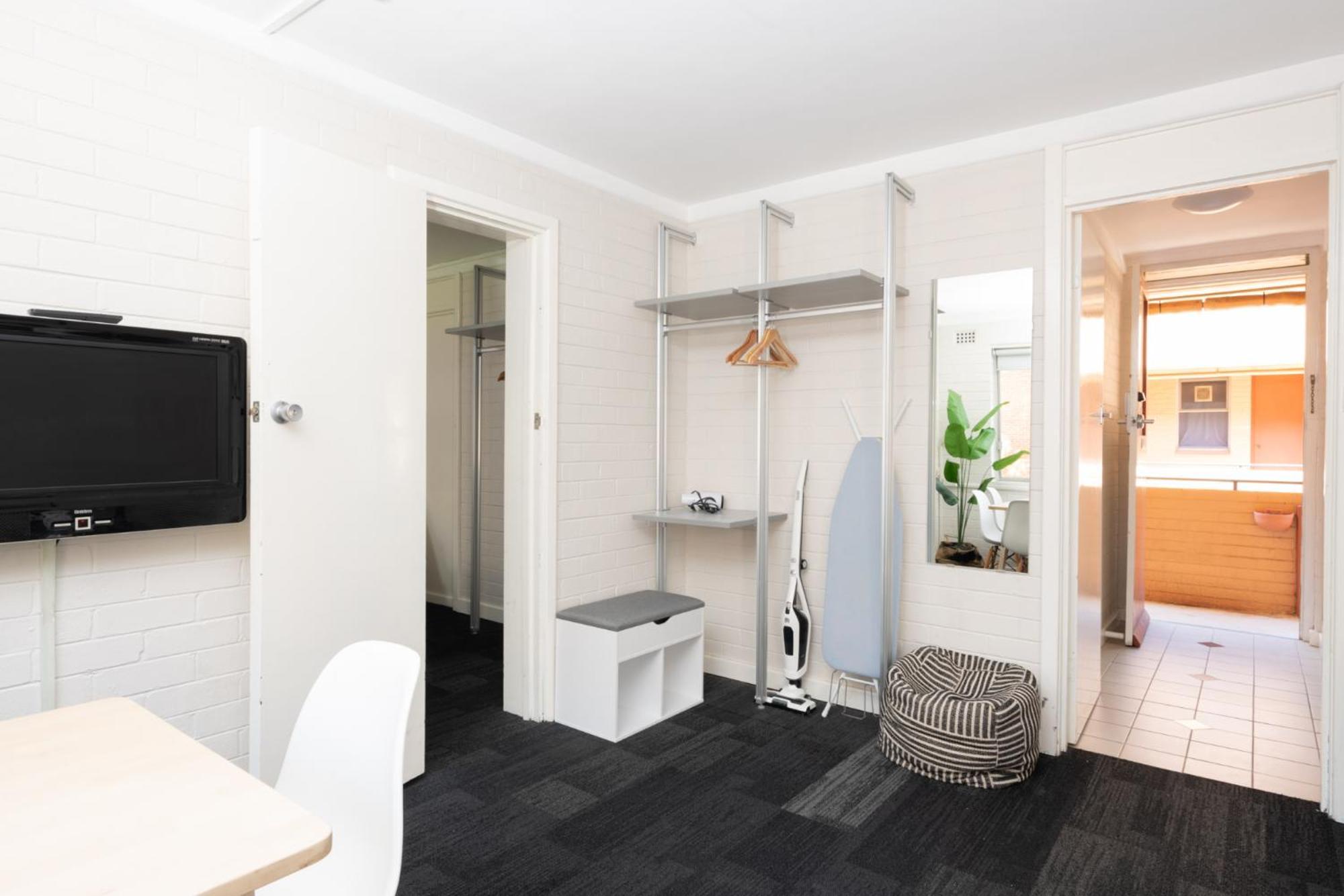 Central Location 2 Bdrm Free Parking And Wifi Apartment