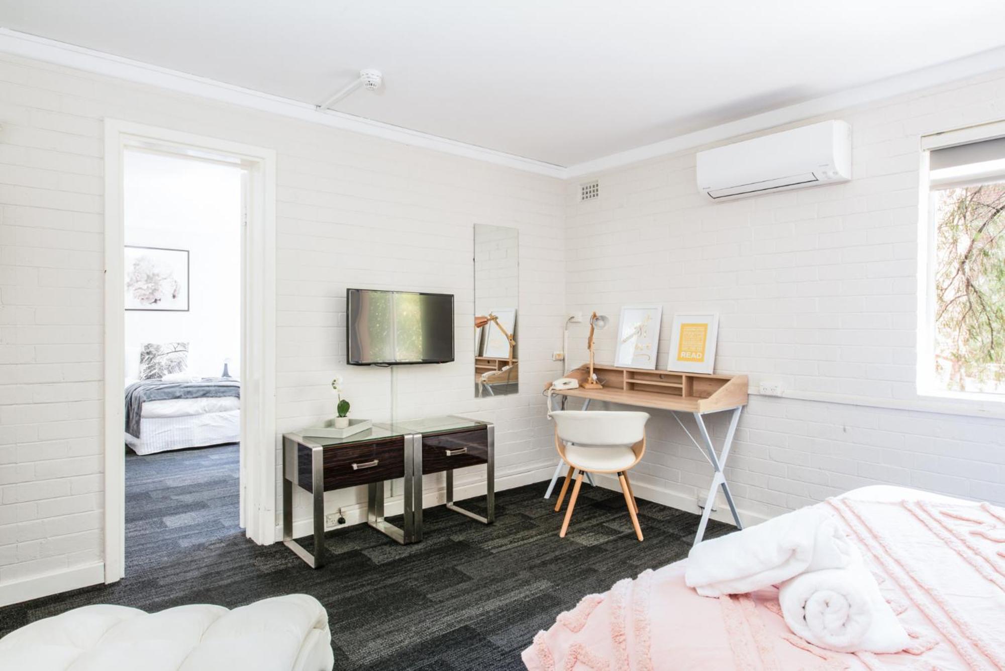 Central Location 2 Bdrm Free Parking And Wifi Apartment