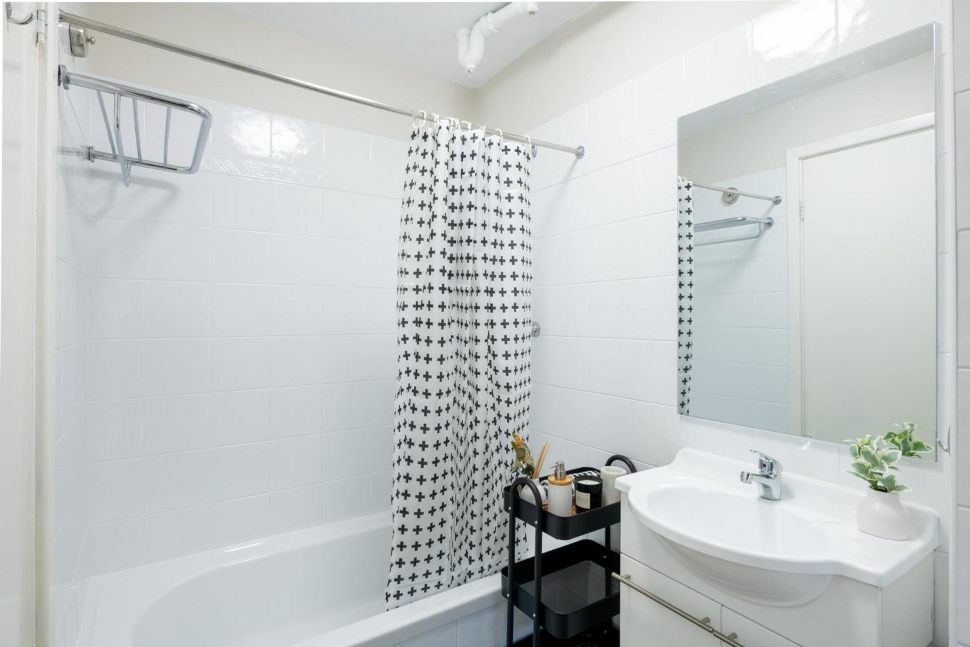 Central Location 2 Bdrm Free Parking And Wifi Apartment