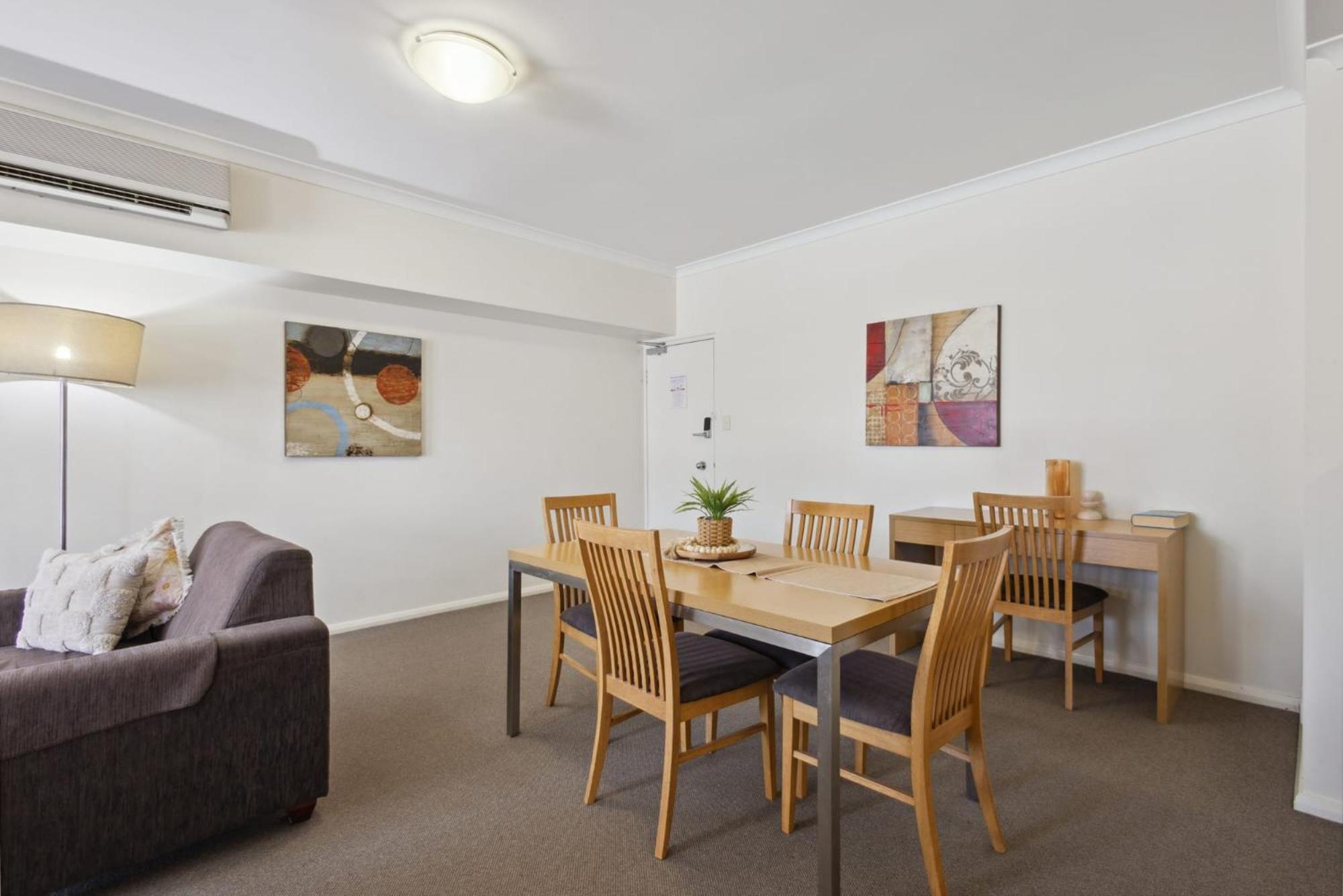 Spacious In Northbridge With Pool Apartamento Perth