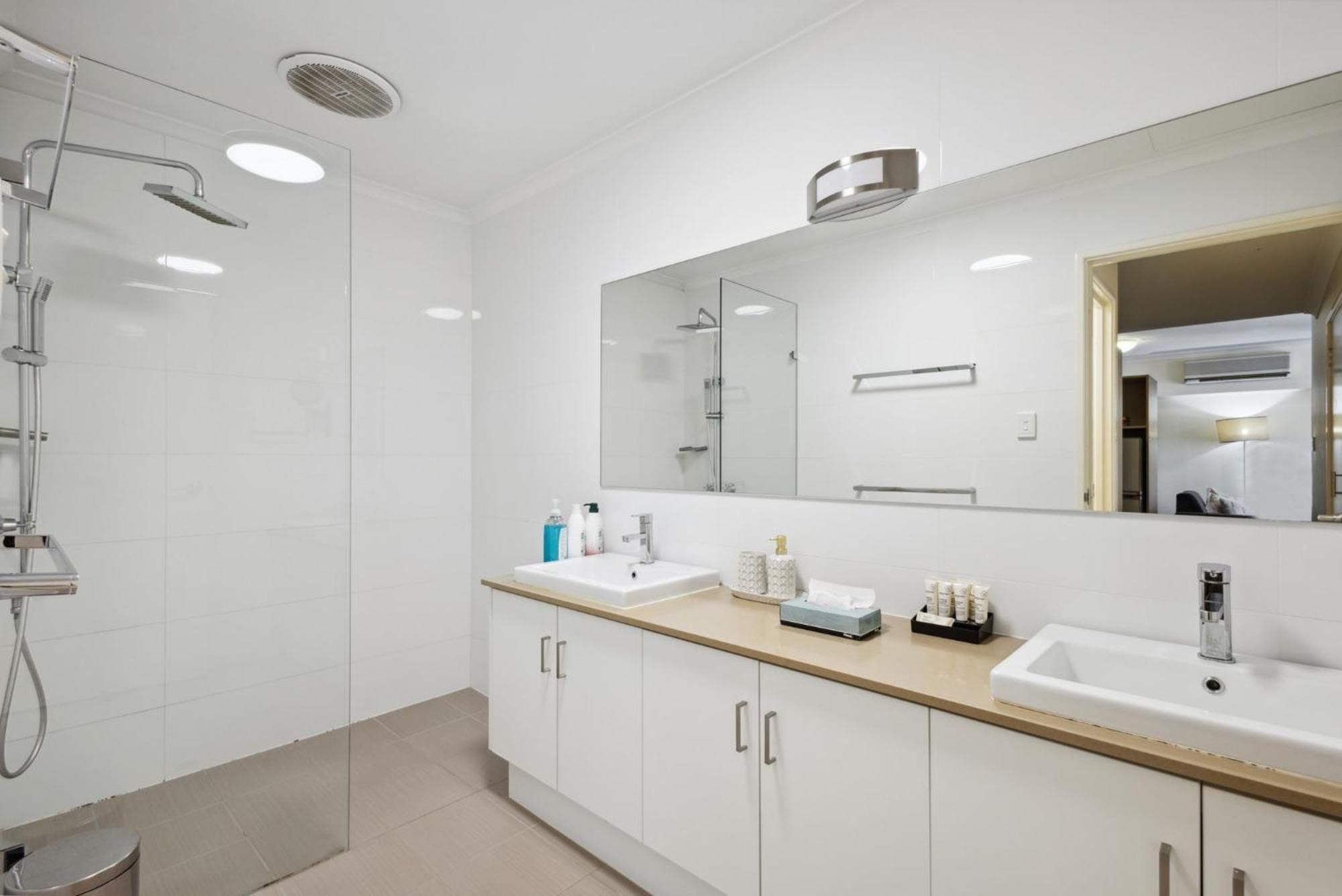 Spacious In Northbridge With Pool