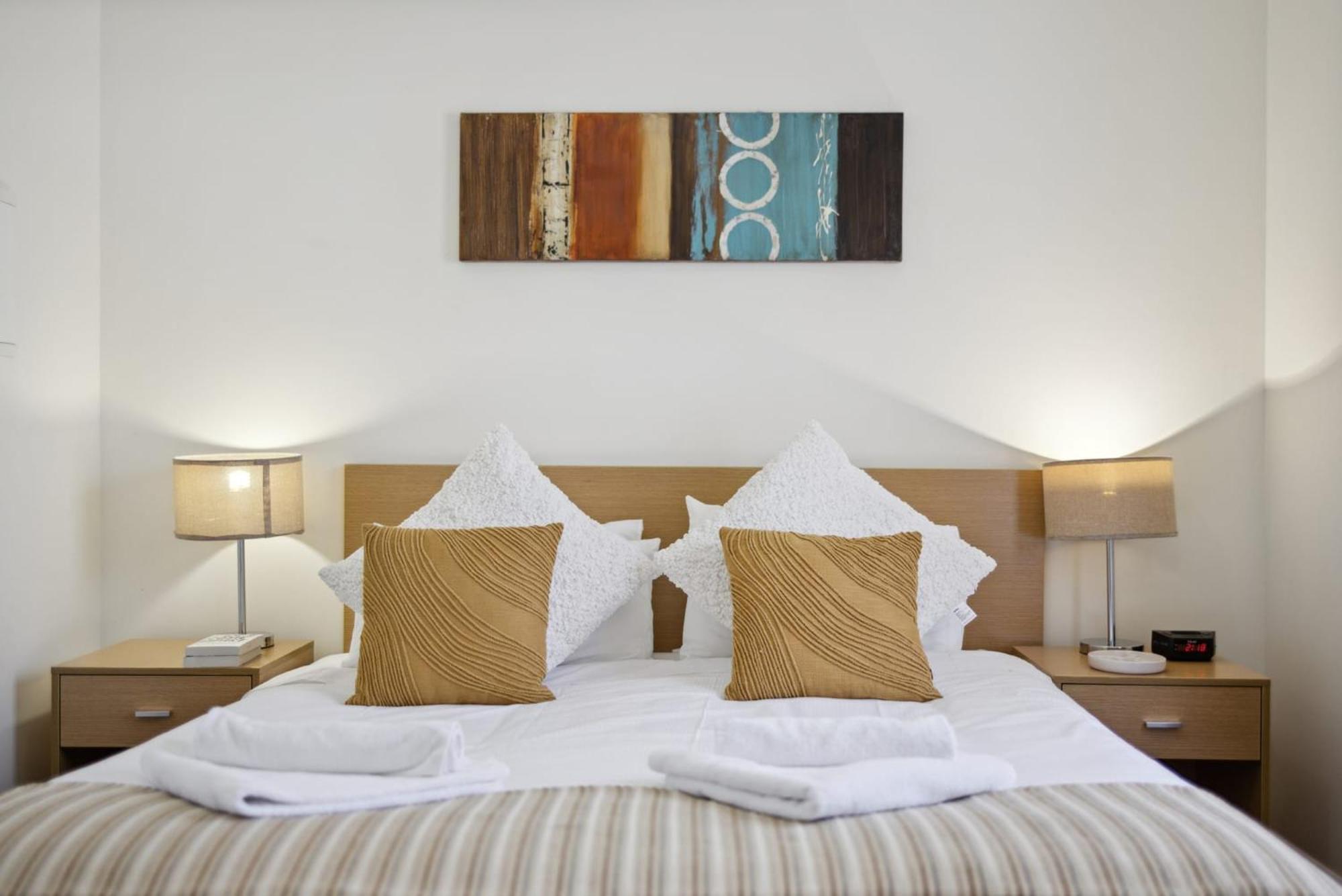 Spacious In Northbridge With Pool Apartamento Perth