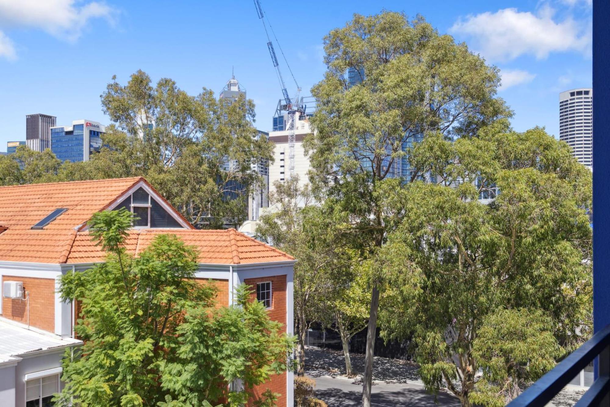 Spacious In Northbridge With Pool Apartamento