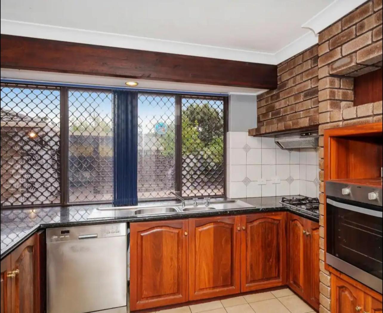 Guest house Long Ens Mater Fifo Affordable Holiday Near Fremantle City Swan River And Murdoch University Perth