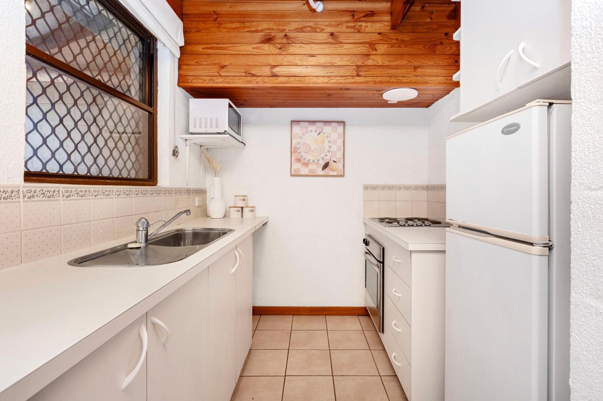 11 Cottesloe - Steps From - Sleeps 3 Apartment *