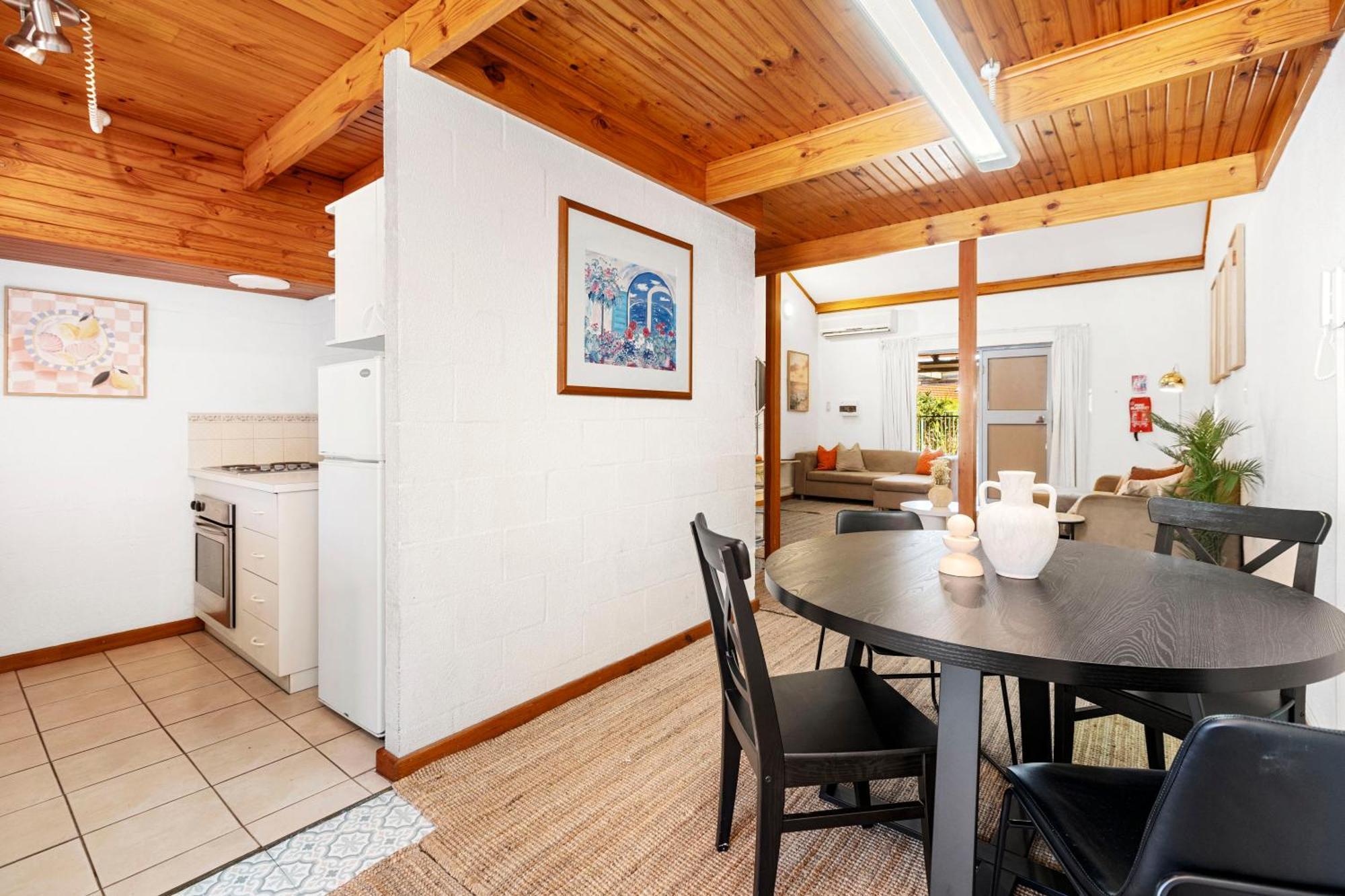 11 Cottesloe - Steps From - Sleeps 3 Apartment *