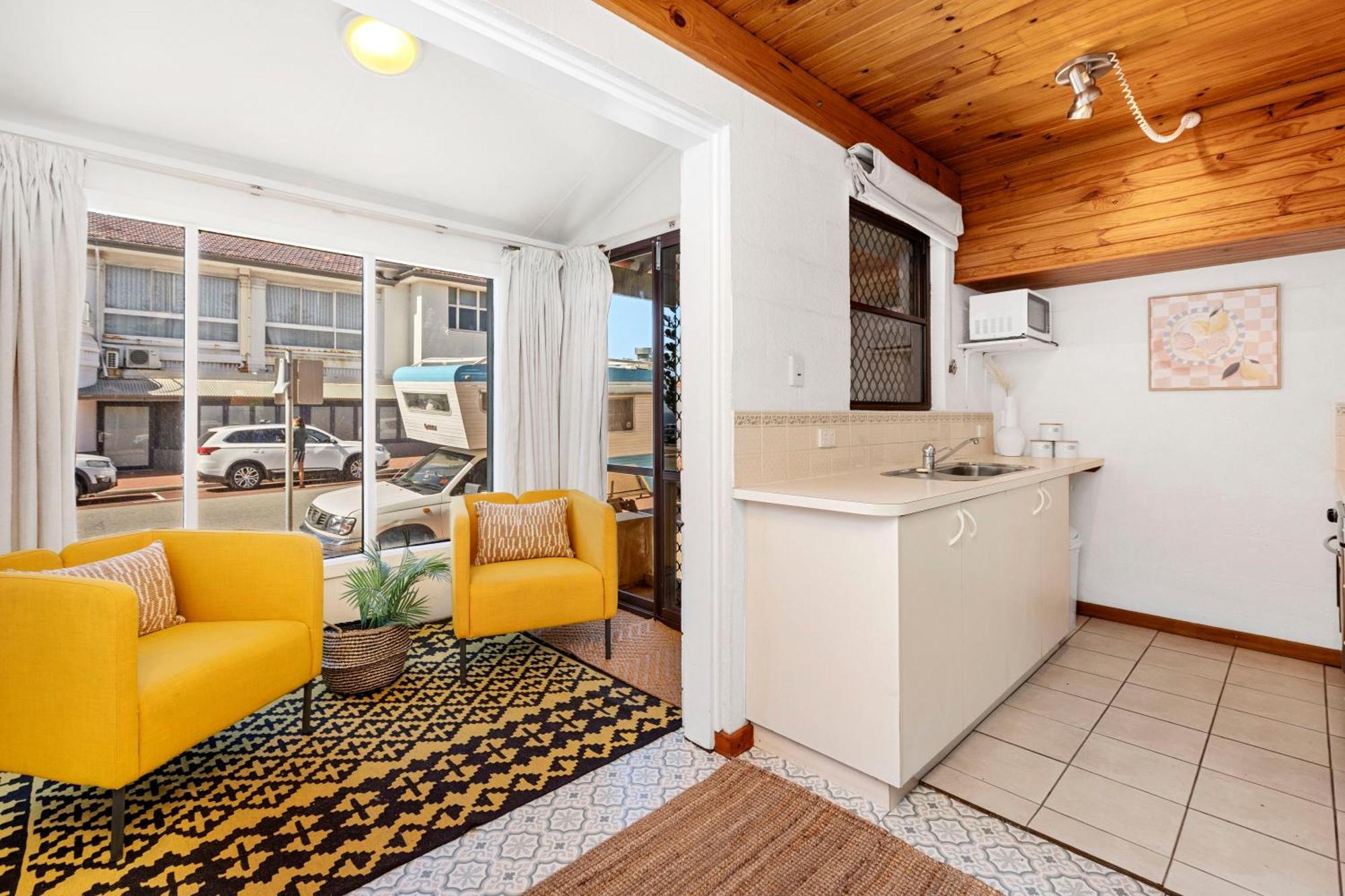 11 Cottesloe - Steps From - Sleeps 3 Perth