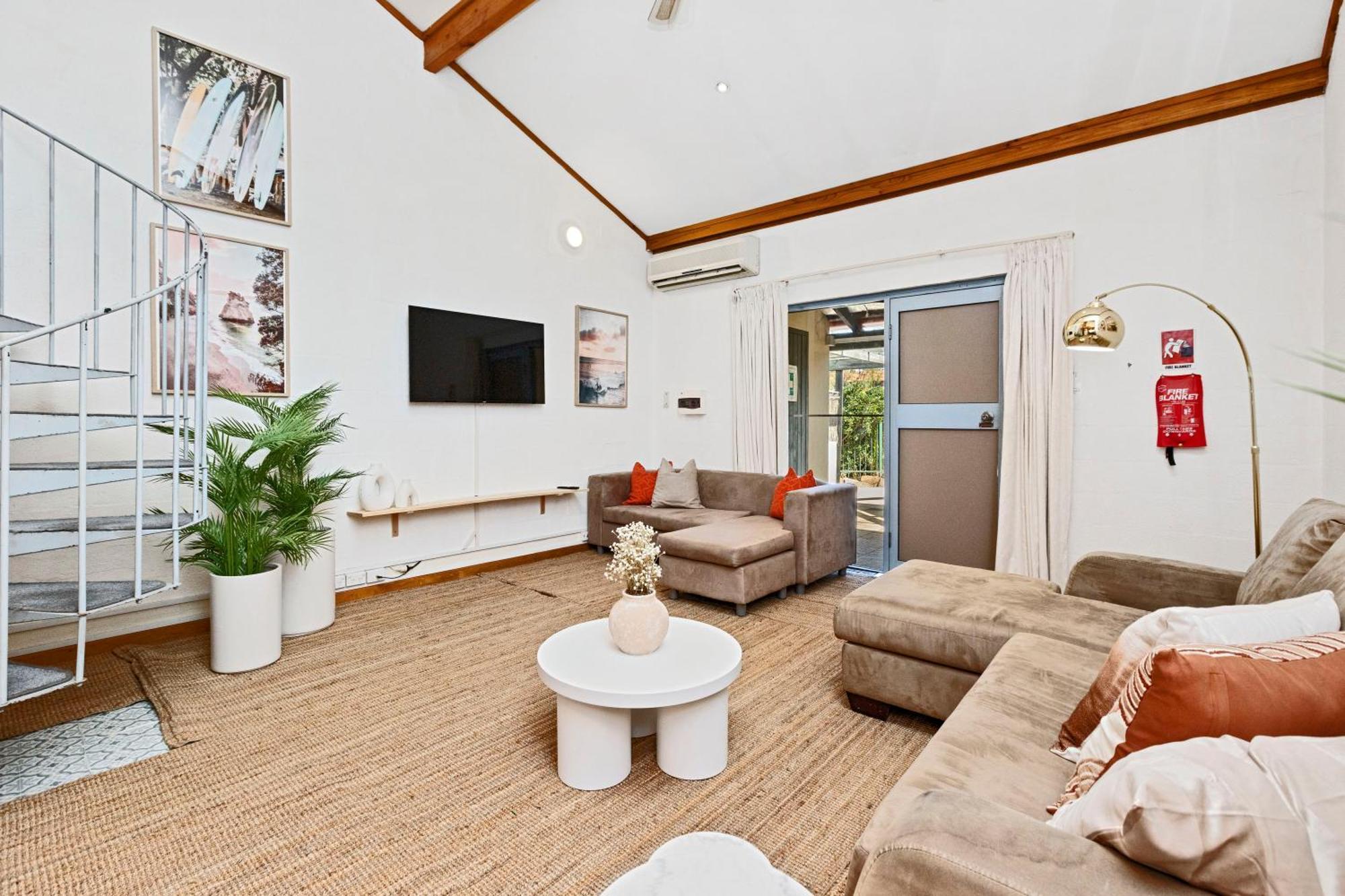 11 Cottesloe - Steps From - Sleeps 3 Perth