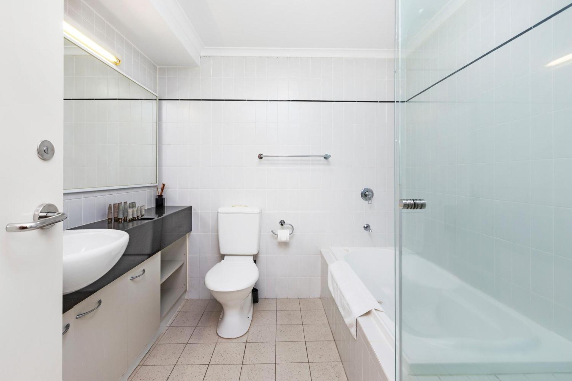 Apartemen Spacious Apartment, Parking, Pool In