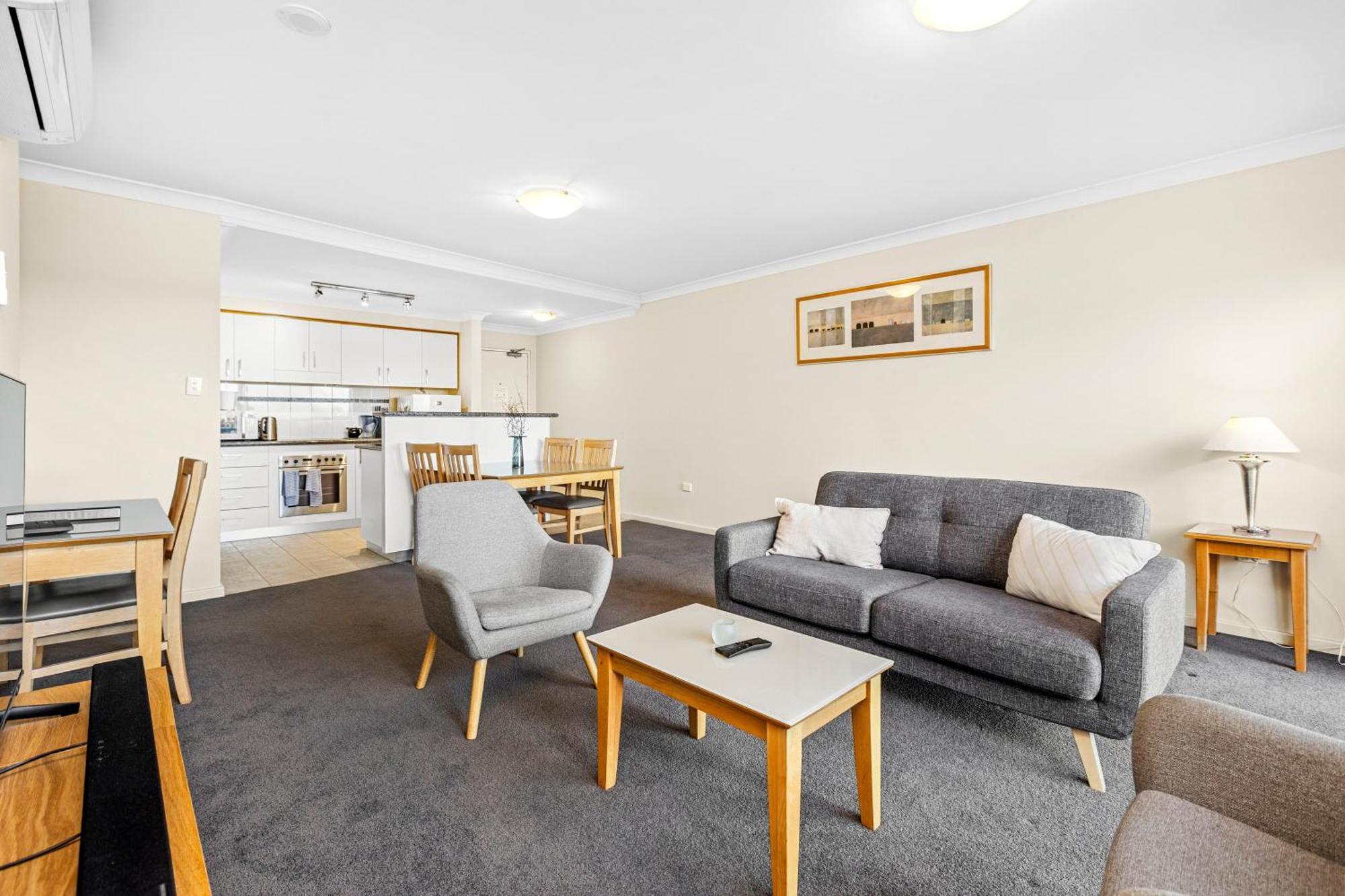 Apartemen Spacious Apartment, Parking, Pool In