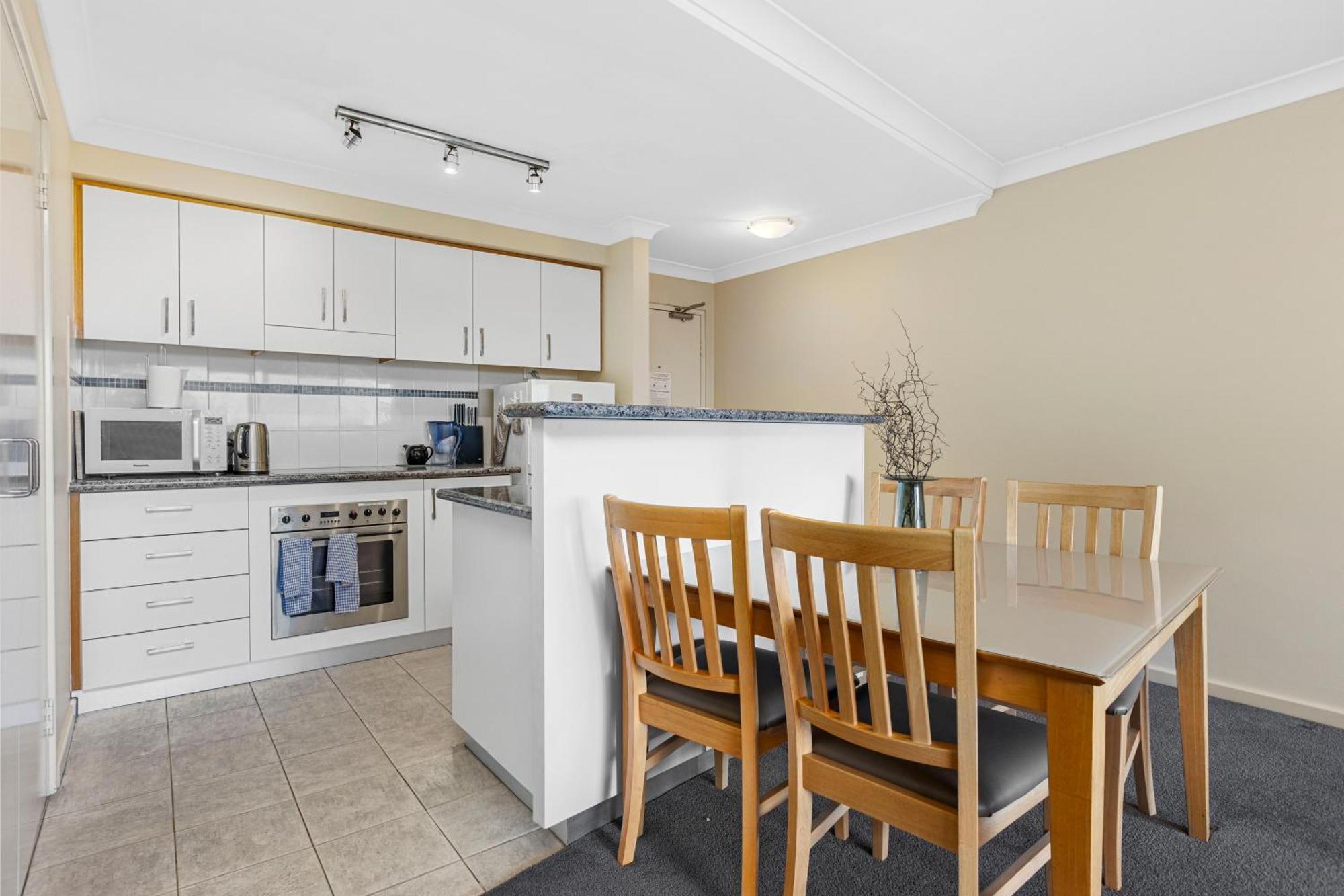 Spacious Apartment, Parking, Pool In