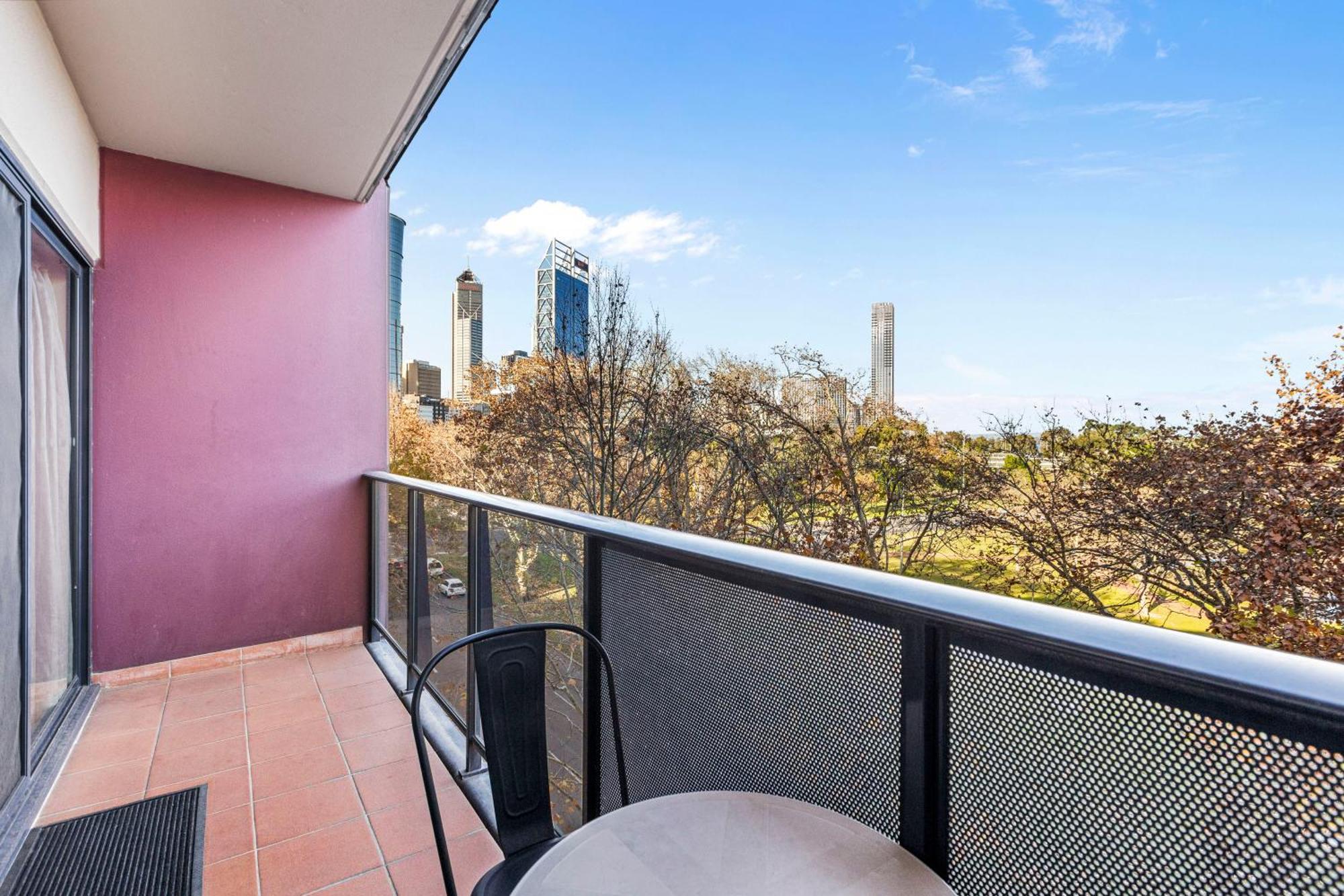 Spacious Apartment, Parking, Pool In * Perth