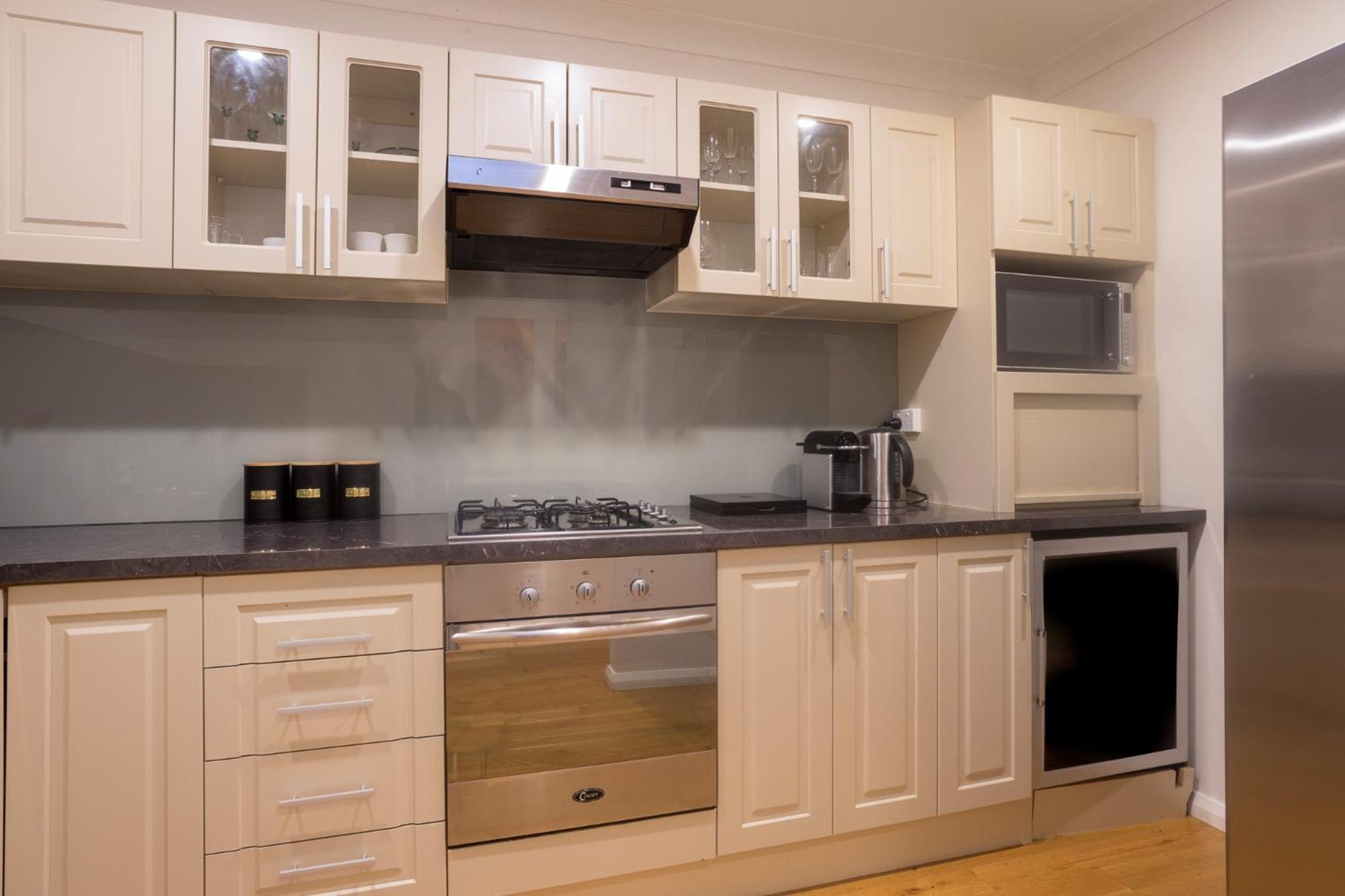 Bright 2 Bedroom In A Great Location *