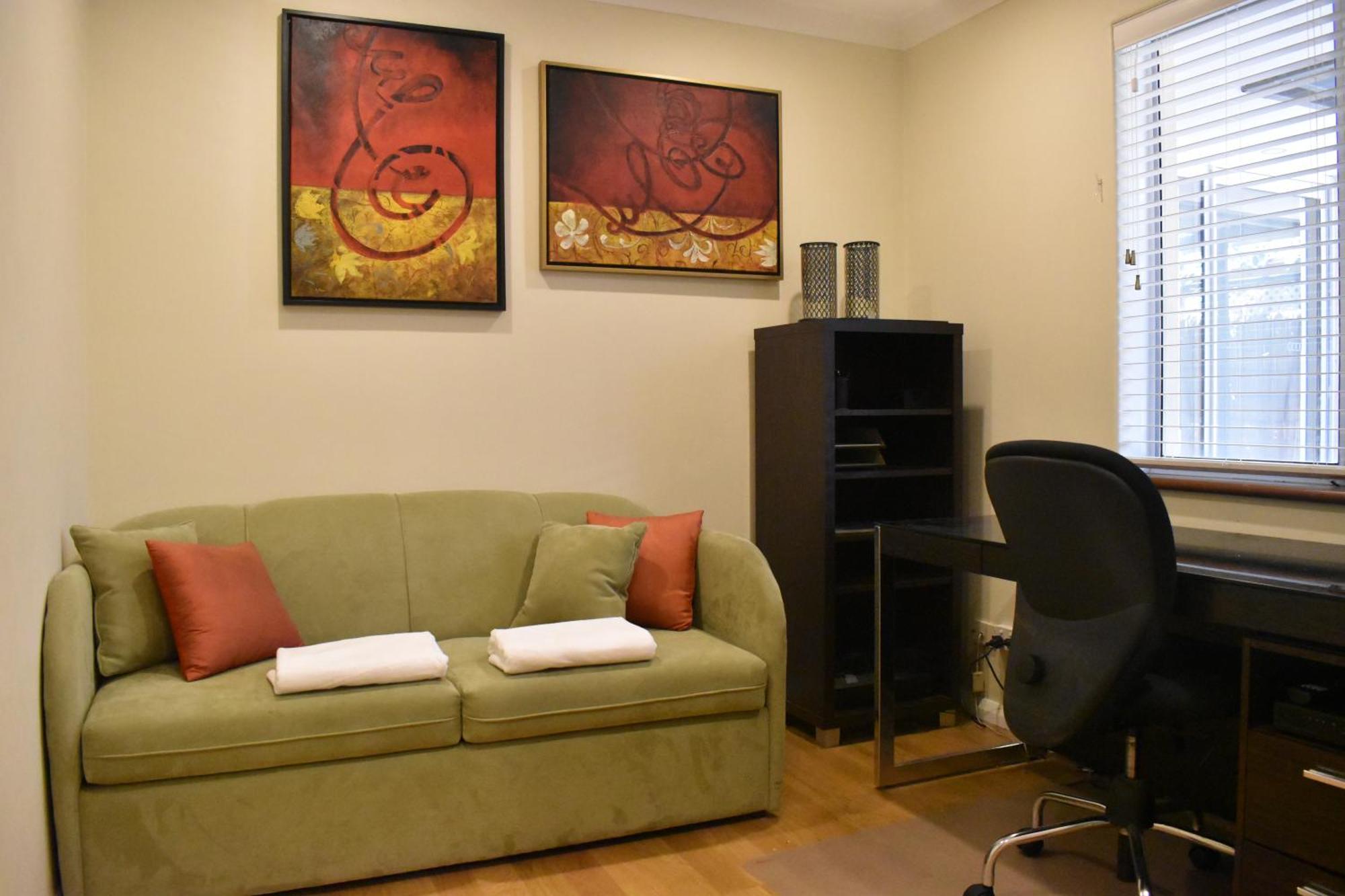 Bright 2 Bedroom In A Great Location *
