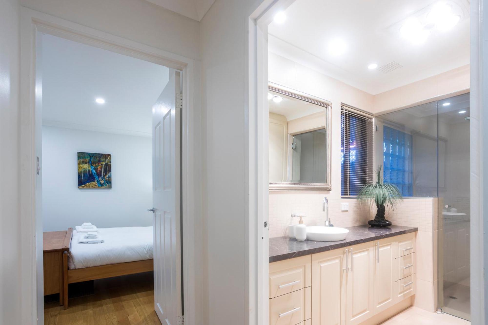 Bright 2 Bedroom In A Great Location * Perth