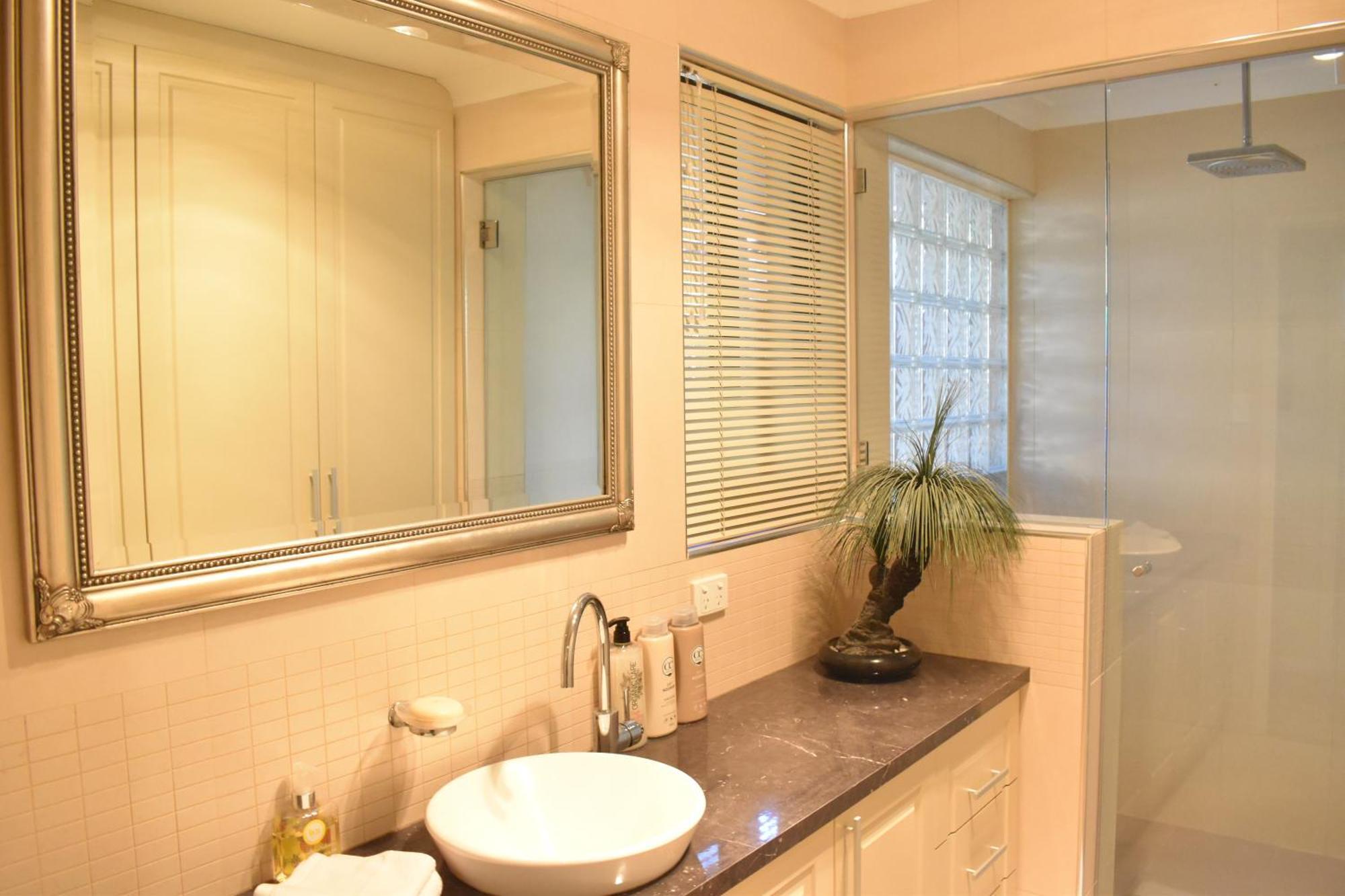 Bright 2 Bedroom In A Great Location Apartment
