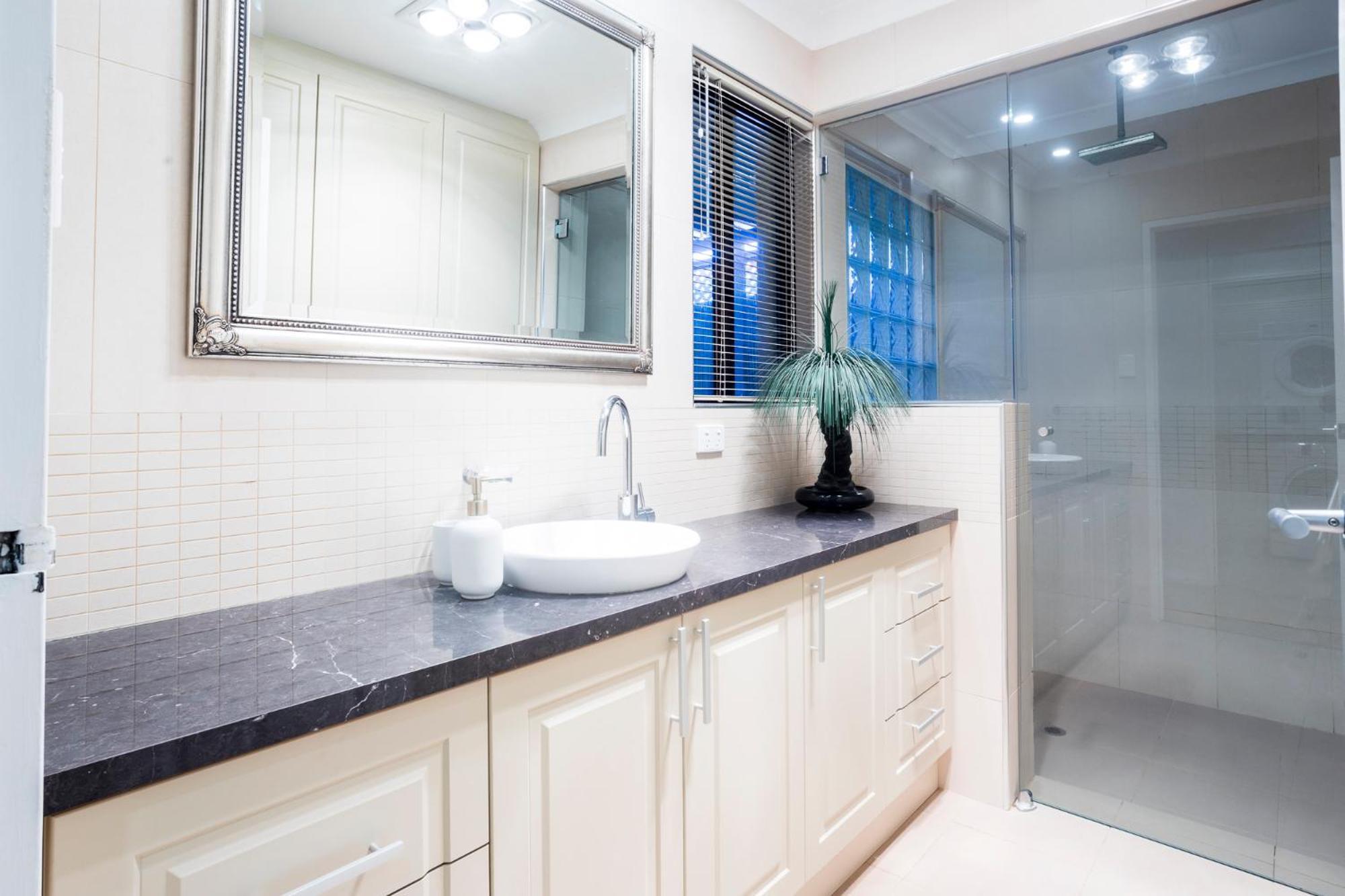 Bright 2 Bedroom In A Great Location Apartment *