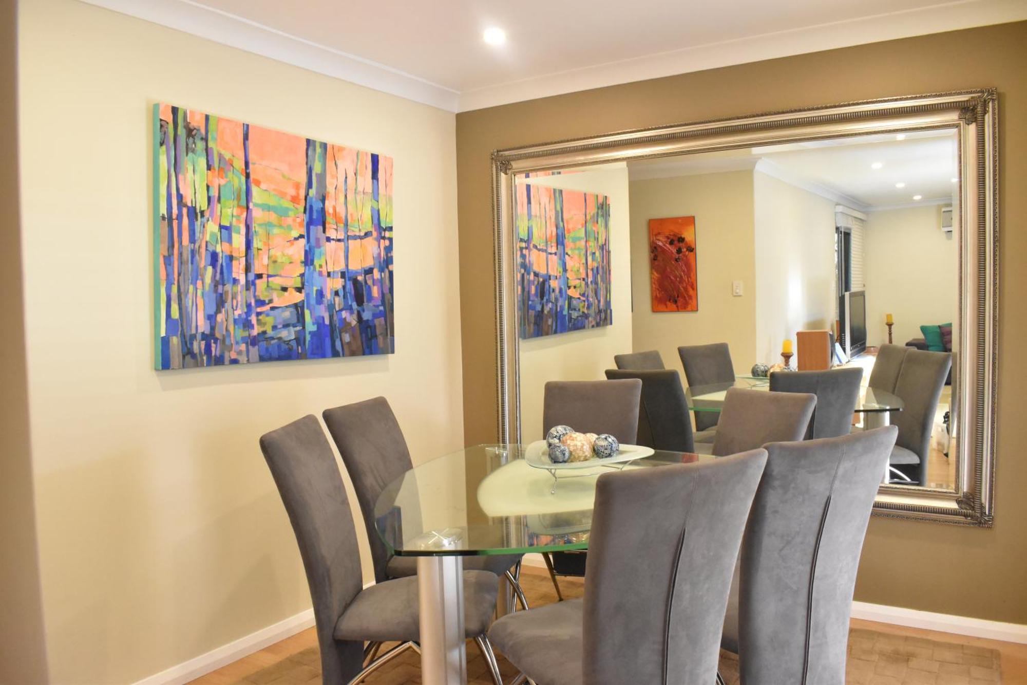 Bright 2 Bedroom In A Great Location Apartment *