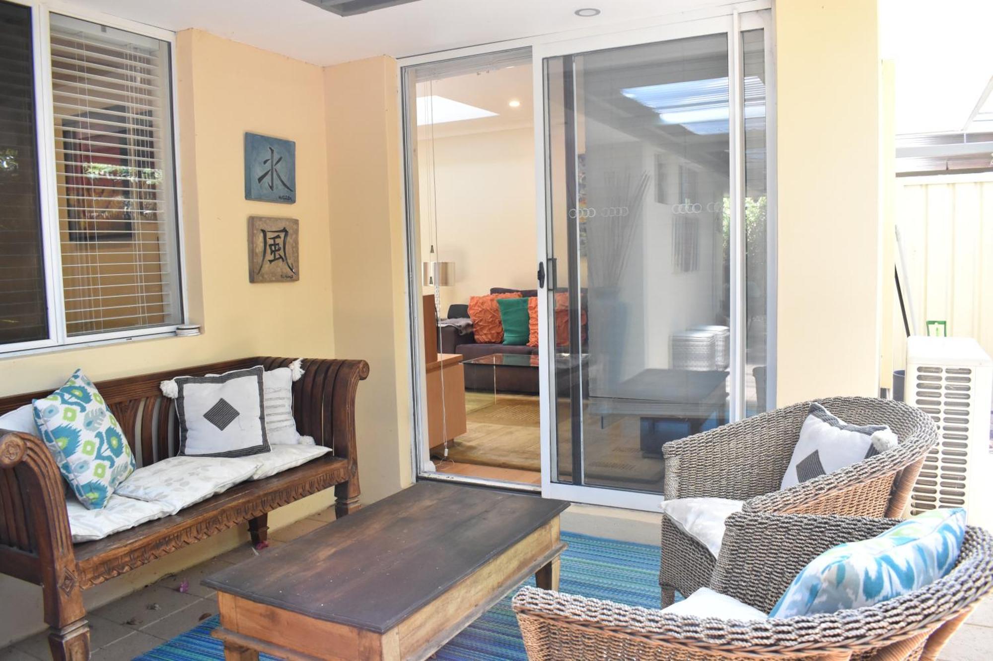Bright 2 Bedroom In A Great Location *