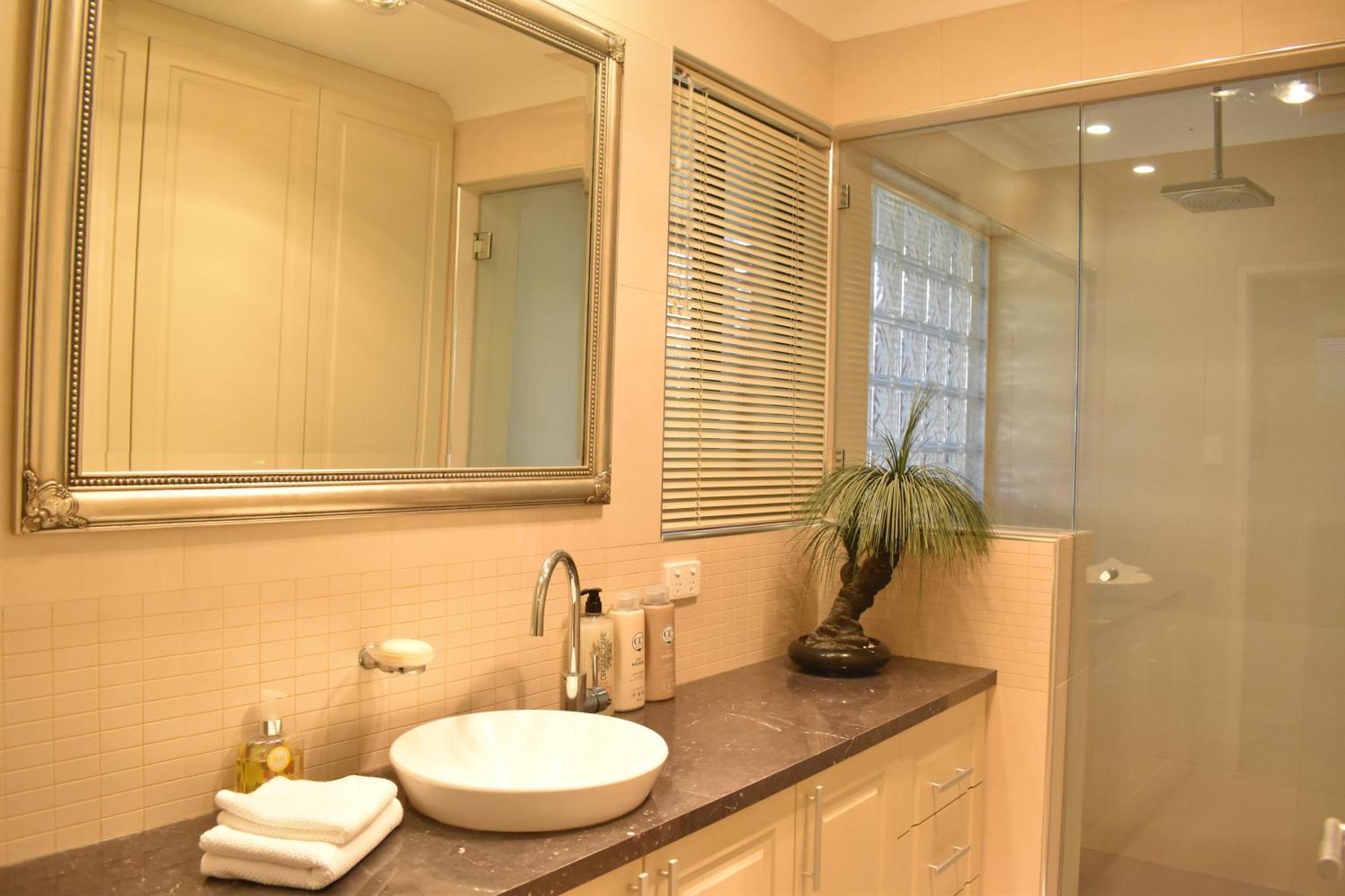Bright 2 Bedroom In A Great Location Perth