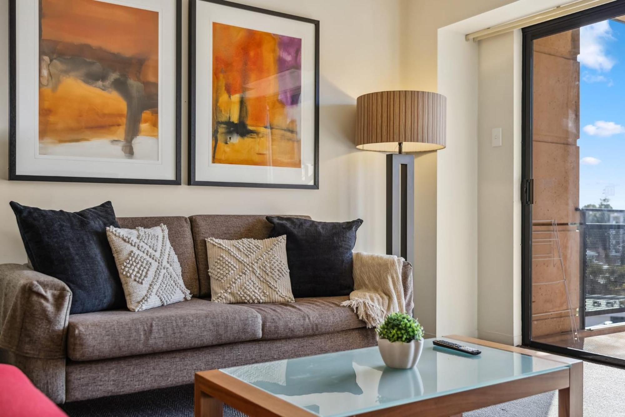 Cozy 2-bedroom With Views *