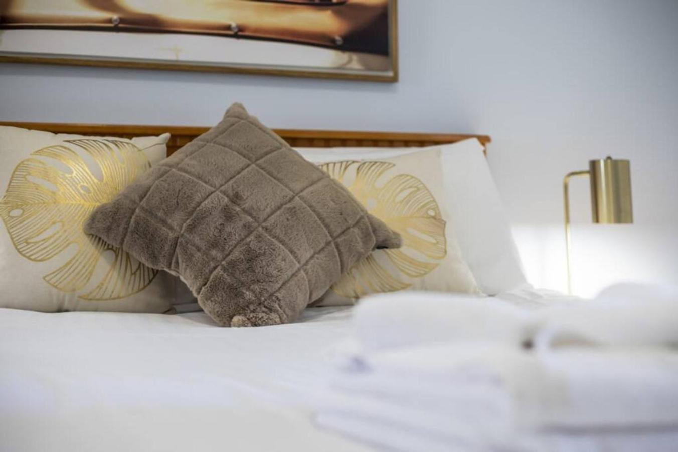 6 Executive Eastside Parking, Gym & Pool Apartment *