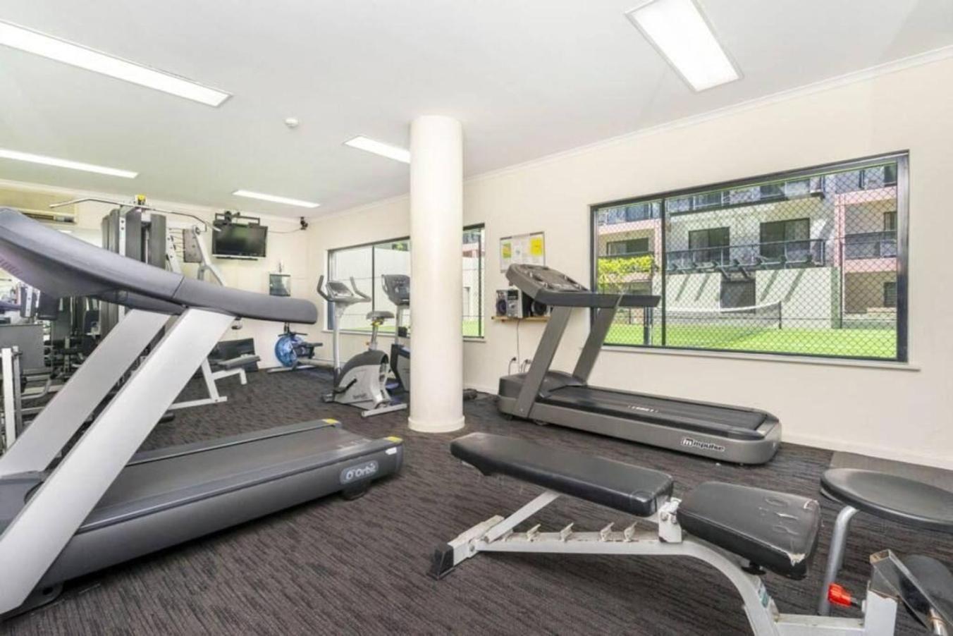 302 Wonderful Waldorf Poolgym * Perth